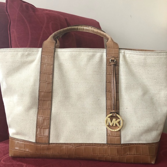 Beautiful Michael Kors Bag - Picture 2 of 6